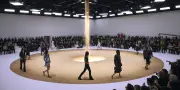 Sablier géant au défilé Courrèges : une performance artistique
