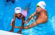 À Saint-Denis, Alain Bernard et Ugo Didier initient des enfants à la natation