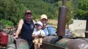 Sandra, agricultrice, au volant d'un tracteur au défilé de Cornus