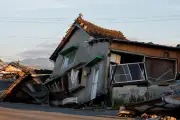Séisme au Japon: au moins 36 morts, recherches stoppées