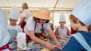 Sète : les enfants apprennent à faire des tielles avec la confrérie