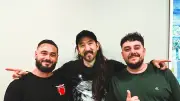 Steve Aoki cache des cartes dédicacées à Mèze avec Le Temple