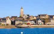 Tags hostiles aux touristes en Bretagne : les maires condamnent