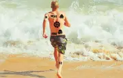 Tatouages d'extrême droite : comment les reconnaître à la plage