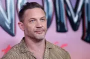 Tom Hardy se fait tatouer un blason français à Velleron