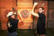 Tomahawk : un bar lancer de haches et barbier ouvre à La Garde