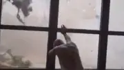 Tornade dans l'Aude : un habitant de Pomas retient sa baie vitrée, vidéo