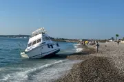 Trois plages fermées à Antibes après l'échouage d'un bateau