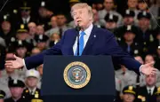 Trump défend la guerre contre l'Iran et plaisante sur Ormuz