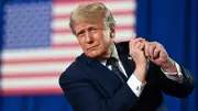 Trump poursuit son offensive contre une journaliste
