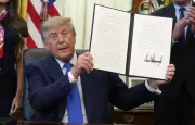 Trump signe un décret assouplissant le calendrier vaccinal des enfants