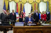 Trump signe un décret contre les vaccins pour enfants