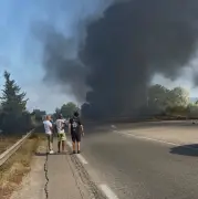 Un pilote militaire se pose sur une route avec son élève après une avarie