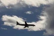 Un vautour retiré de l’aile d’un avion avant le décollage en Crète