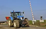 Un voisin bloque des cambrioleurs avec son tracteur dans le Finistère
