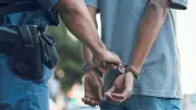 Un voleur avale un collier en or à Marseille et est démasqué par un codétenu