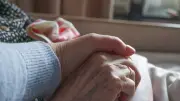 Une famille construit une maison pour sa grand-mère de 95 ans