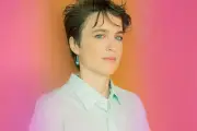 « Viser juste » : Adèle Haenel surprend et émeut avec son premier livre