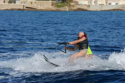 À 96 ans, Jacqueline Steinfinkel skie nautique à Sainte-Maxime