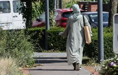Abaya à l'école : Panot promet l'abrogation, Le Pen dénonce