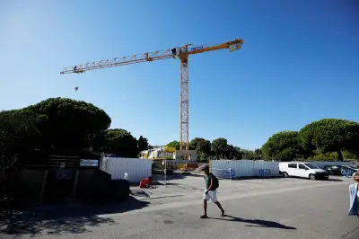 Antibes : la grue du port Vauban lance le gros œuvre du chantier à 16 M€