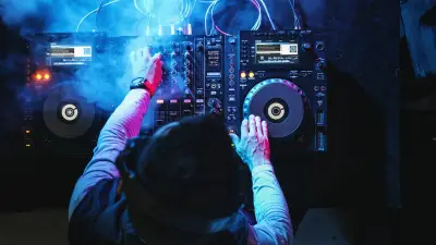 Arrêt maladie : il mixe en boîte de nuit et se fait licencier