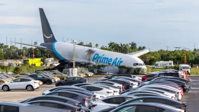 Avion-cargo d'Amazon sorti de piste à Miami : 5 morts