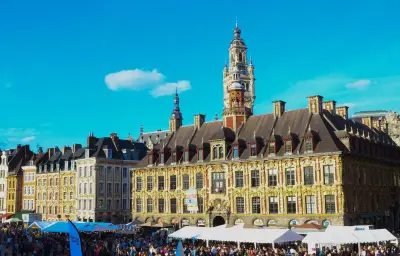 Braderie de Lille : Mélenchon, Attal et Tondelier en campagne