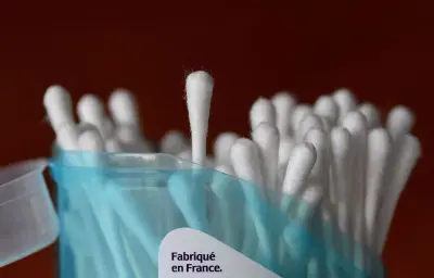 Coton-tige : pourquoi il ne faut jamais l'introduire dans l'oreille