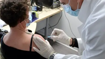 Covid-19 : reprise épidémique et risque de pénurie de seringues avant la campagne