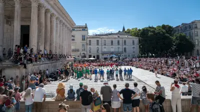 Feria de Nîmes : la Maxi Fanfare enflamme la Maison Carrée