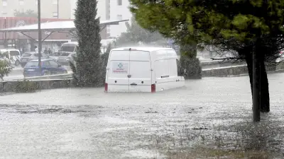 Fourgon piégé par les eaux sur la D986 à Montpellier
