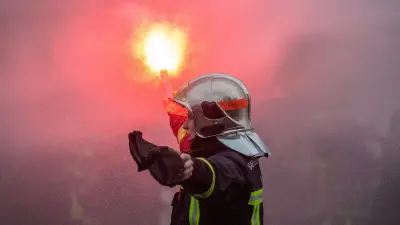Grève des pompiers : campement au pied de la tour Eiffel et préavis jusqu'au 20 octobre