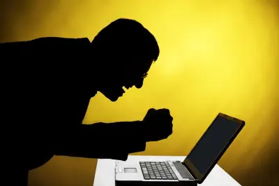L'édito à Majuscule : réponse à la haine anonyme