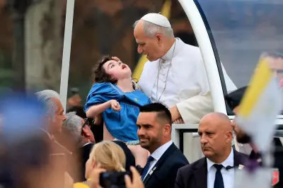 Marie-Garance, la fillette bénie par le pape Léon XIV sur les Champs-Élysées