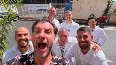 Michaël Youn à Sète avec les jouteurs avant son concert à Thuir