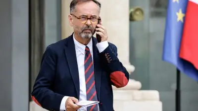 Ménard demande à Macron de témoigner à son procès