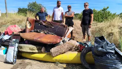 Nettoyage de l'Hérault : des bénévoles retirent des déchets avant les crues