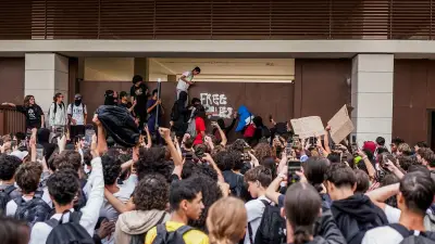 Nîmes : les lycéens bloquent Dhuoda et rejoignent la préfecture