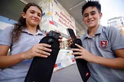 No Phone au collège FANB : 450 élèves verrouillent leur portable