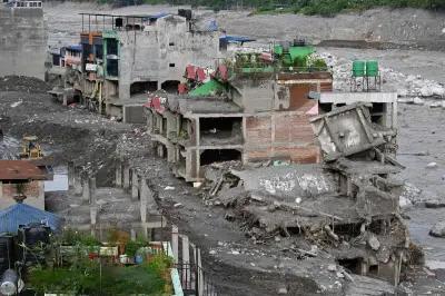 Népal : 1.325 morts, les secours fouillent toujours les tunnels