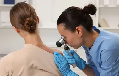 Pénurie de dermatologues : kinés et infirmiers formés au dépistage