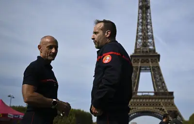 Pompiers en colère : campement devant la tour Eiffel pour obtenir des moyens
