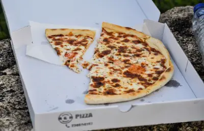 Riom : des cambrioleurs ratent le casse d'un distributeur de pizzas