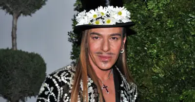 Rétrospective John Galliano annulée par le Met, indignation dans la mode