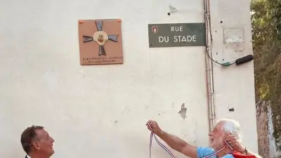 Saint-Christol dévoile une plaque en hommage aux pèlerins de Compostelle