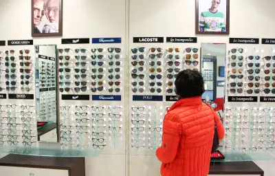 Santé : le gouvernement abandonne l'interdiction de la pub pour lunettes et aides auditives