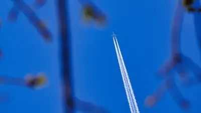 Traînées d'avion : un rapport révèle leur impact climatique