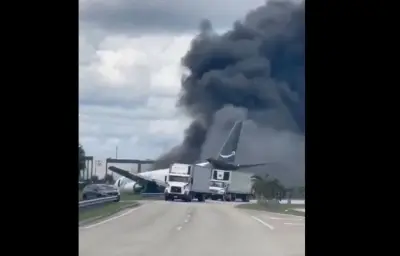 Un avion-cargo Amazon sort de la piste et prend feu à Miami