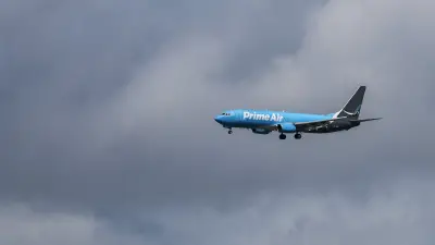 Un avion-cargo Amazon sort de piste à Miami et prend feu